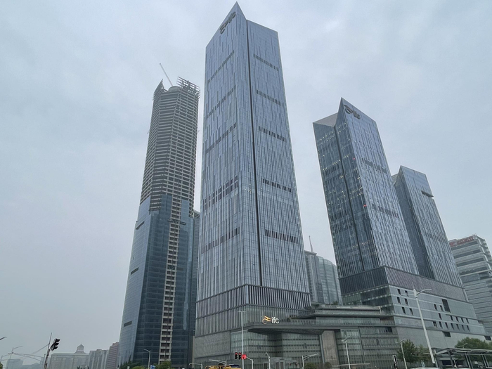 （与南京IFC相邻的德基世贸中心施工进度较慢。郭阳琛/摄影）