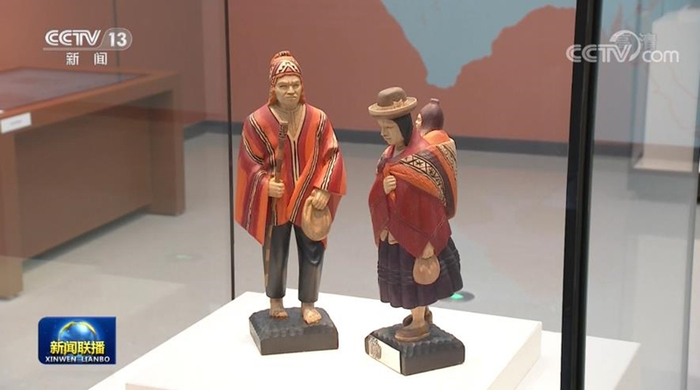 　　△玻利维亚前总统莫拉莱斯赠送的彩绘木雕