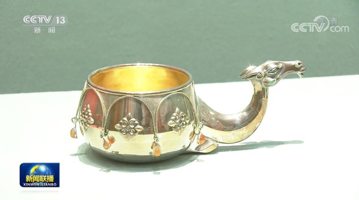 　　△哈萨克斯坦首任总统纳扎尔巴耶夫赠送的驼形来通杯