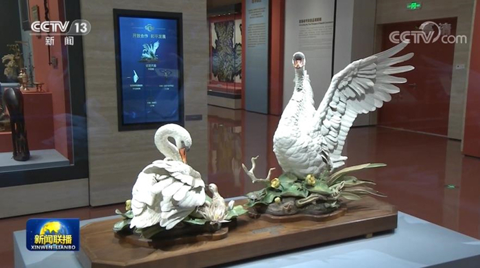 　　△美国前总统尼克松赠送的瓷塑天鹅