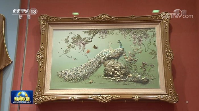 　　△朝鲜劳动党总书记金正恩和夫人赠送的贝壳镶嵌装饰画