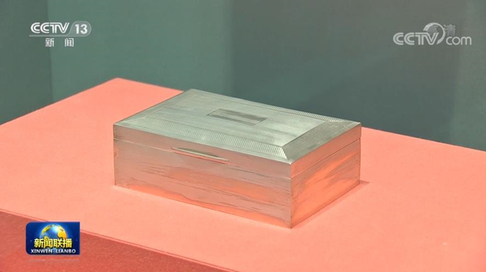 　　△英国前首相撒切尔夫人赠送的银烟盒