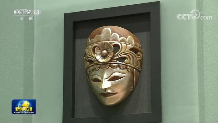 　　△印度尼西亚前总统苏西洛赠送的传统面具