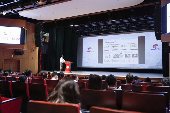 曹一鸣分享“21世纪中国义务教育数学课程改革”（央广网发 华东师范大学供图）