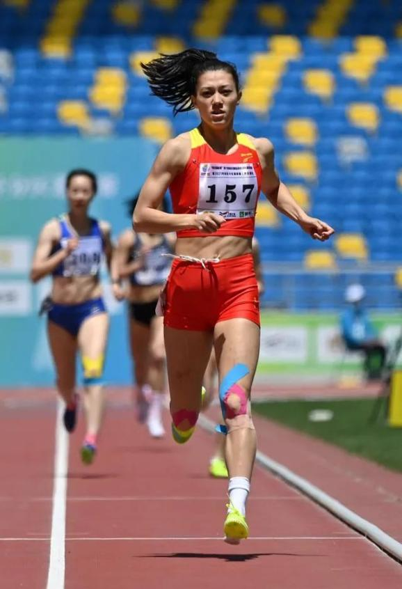 郑妮娜力在女子七项全能800米比赛中冲刺。新华社记者 李一博 摄