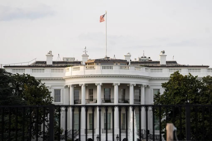 这是4月8日在美国首都华盛顿拍摄的白宫。美国总统拜登当天宣布一系列行政措施，以加强枪支管制，减少枪支暴力。（新华社记者 刘杰 摄）