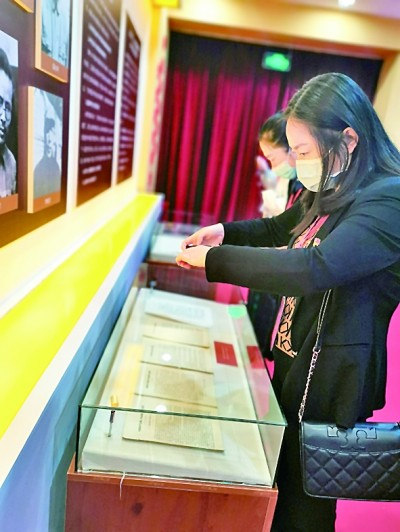 　　游人在中共六大历史资料馆参观 光明日报记者 张士英摄/光明图片