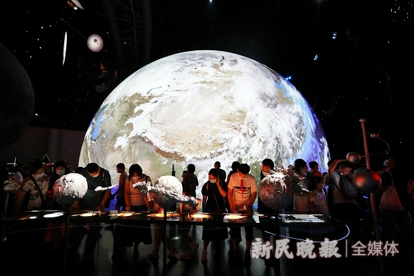 图说：图为“家园”展区 来源/新民晚报记者 孙中钦 摄（下同）