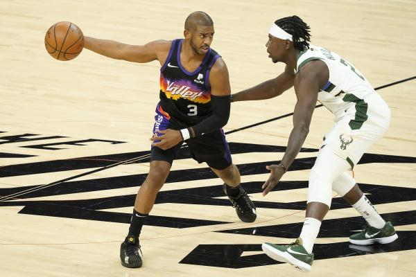 霍勒迪防守保罗。本文图片CFP