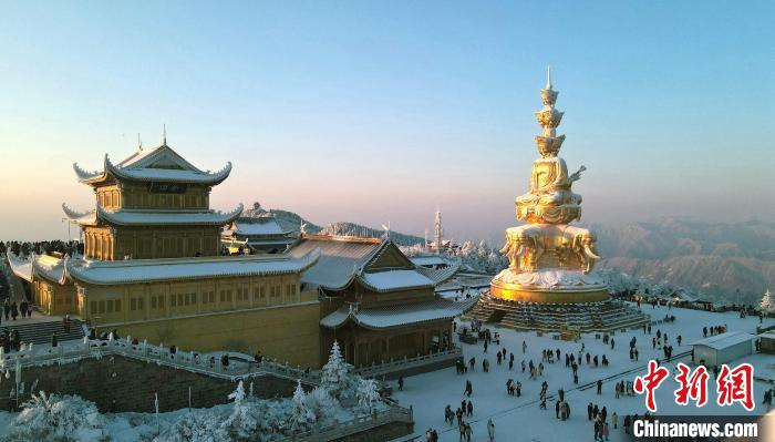 峨眉山冬日金顶。　刘忠俊 摄