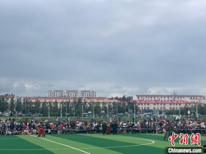 图为当日颇具人气的搏克比赛。　奥蓝 摄