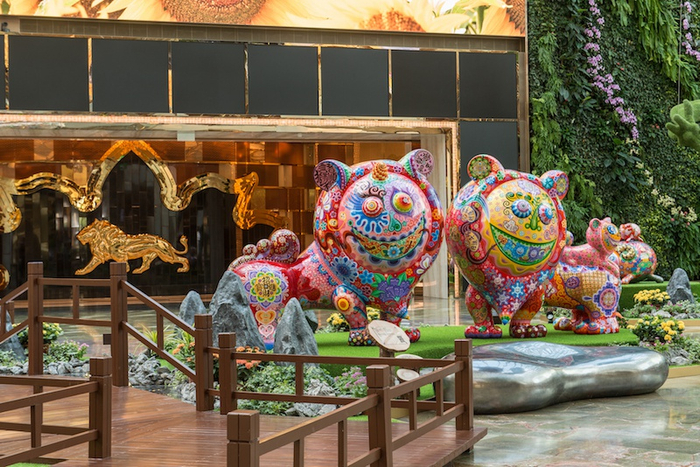 洪易《咬钱狮》