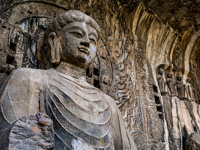 龙门石窟内的卢舍那大佛造像