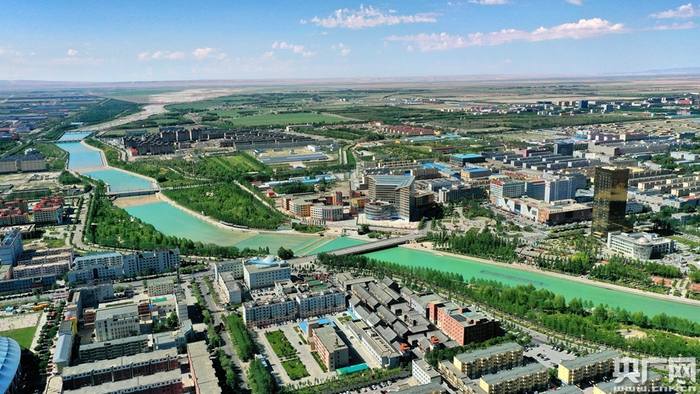 巴音河滋养着戈壁绿洲（央广网发 张海东 摄）