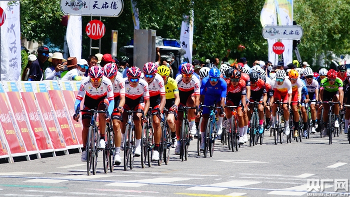 青海天佑德车队在比赛中（央广网发 张海东 摄）