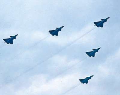 　　大会开始前的飞行庆祝表演。本报记者 雷 声摄