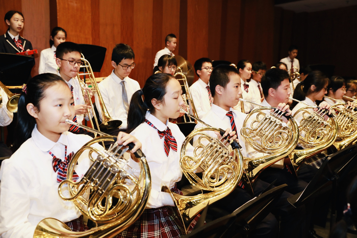 胡庭恺（前排左三）参加学校管乐团社团活动