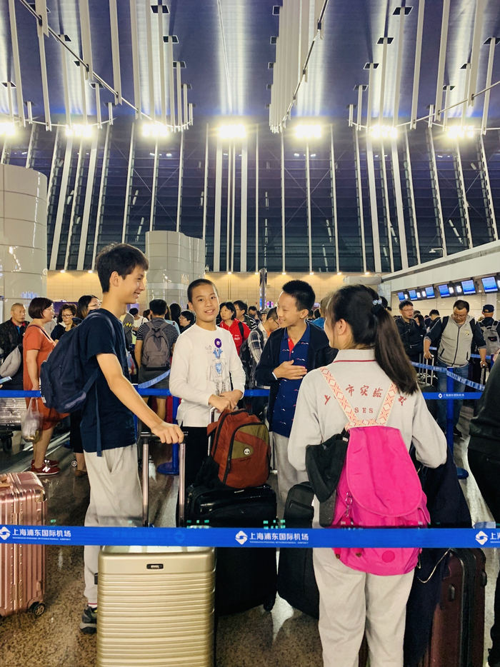 胡庭恺（前排左二）从机场出发代表学校去欧盟交流。