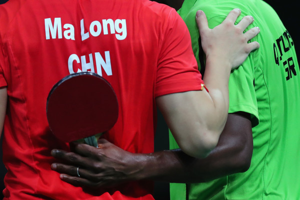 马龙和阿鲁纳赛后致意 资料图