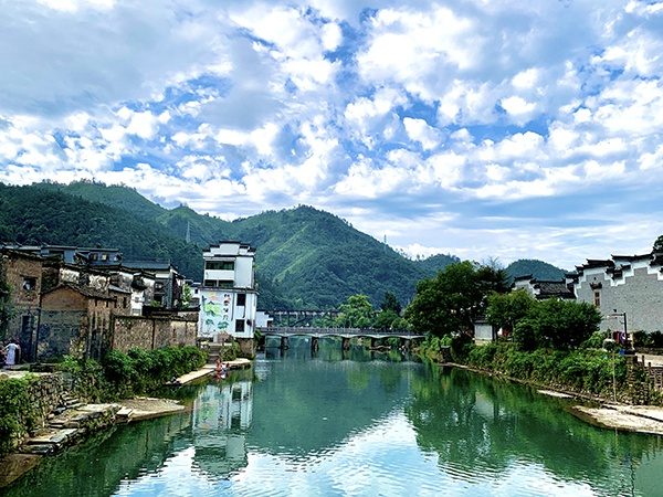 江西省景德镇市浮梁县瑶里镇，依山傍水，风景秀丽。