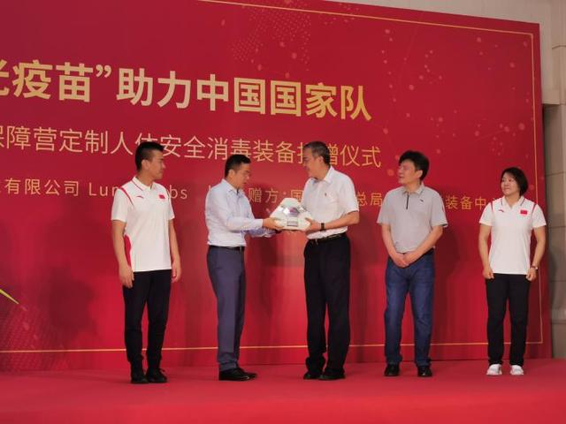 国家体育总局体育器材装备中心孙为民主任代表中心接受捐赠。 主办方供图 