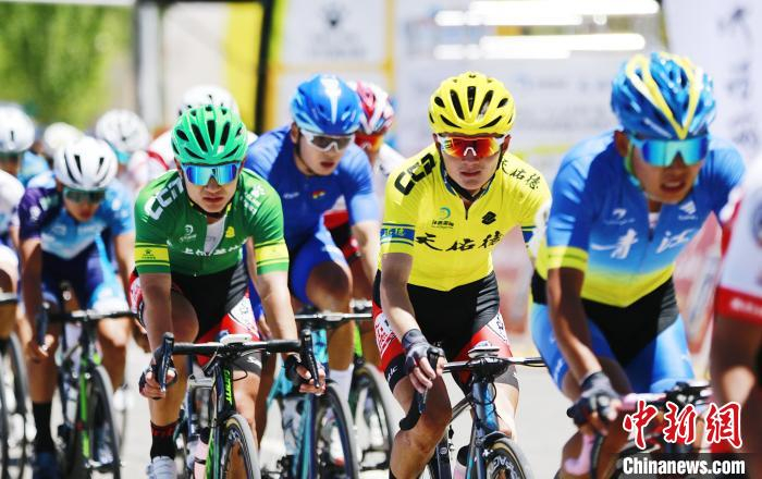 图为车手们在比赛途中。　马铭言 摄