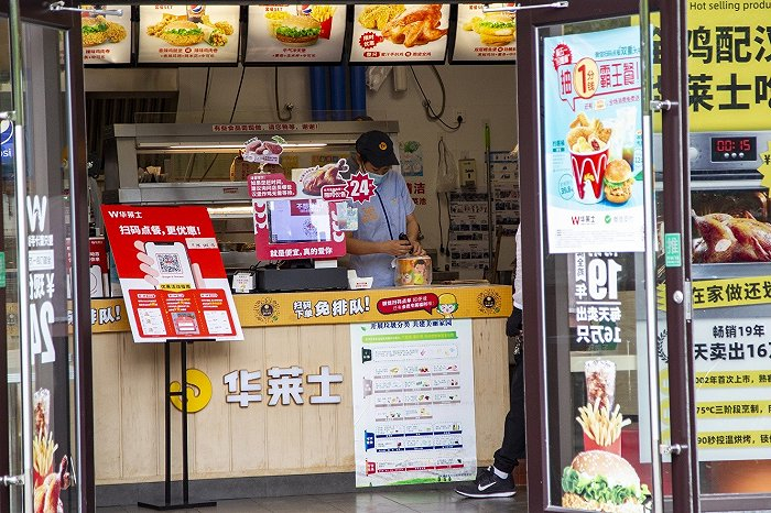 华莱士经常推出各种优惠促销活动。（图片来源：cfp）