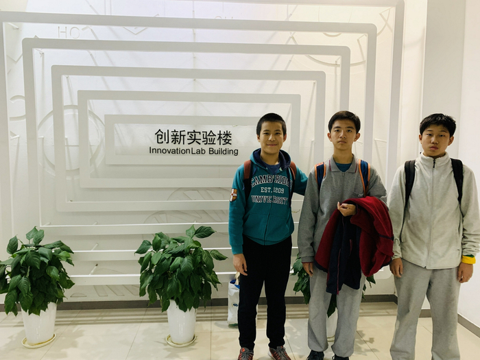 胡庭恺（左一）在学校参加数学建模队活动。