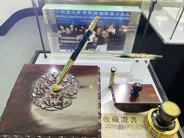 △当年上海英雄金笔厂一共做了四支笔，三支送去北京，剩下的一支现收藏在英雄集团展厅