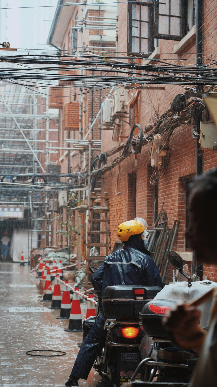 外卖小哥找寻地址。