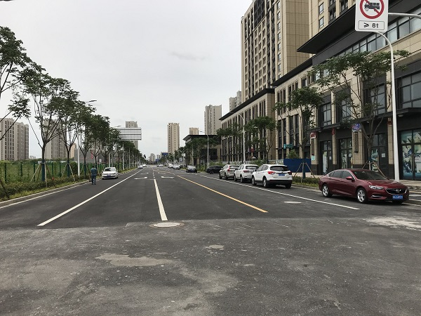 图说：丰皓路东侧成了“马路停车场”