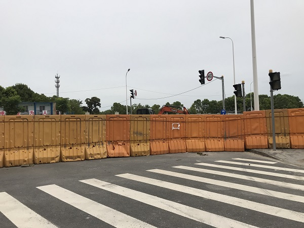 图说：丰皓路西侧靠近大场路也被封
