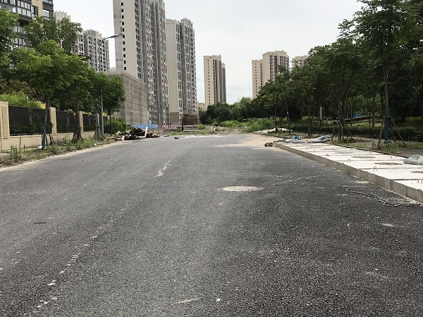 图说：祁康路为一片荒地，没有开通 方天乐 摄（下同）