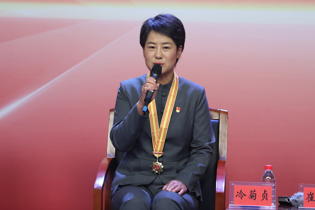 冷菊贞正在介绍小南河村情况。石启立 摄