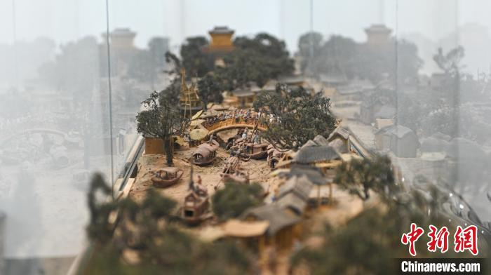 面塑版《清明上河图》局部 于海洋 摄