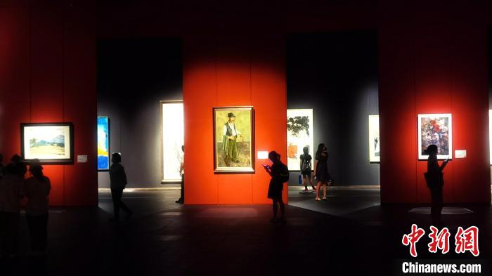 当天，“同裳——韩国现代美术中国交流展”在山东省美术馆开展。　梁犇 摄