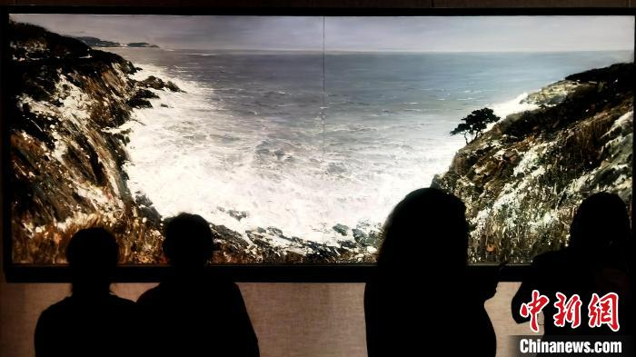 当天，“同裳——韩国现代美术中国交流展”在山东省美术馆开展。　梁犇 摄