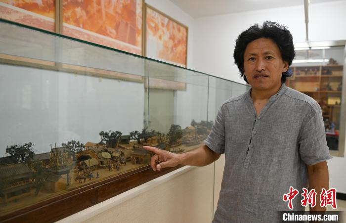 于启全向记者介绍面塑版《清明上河图》 于海洋 摄