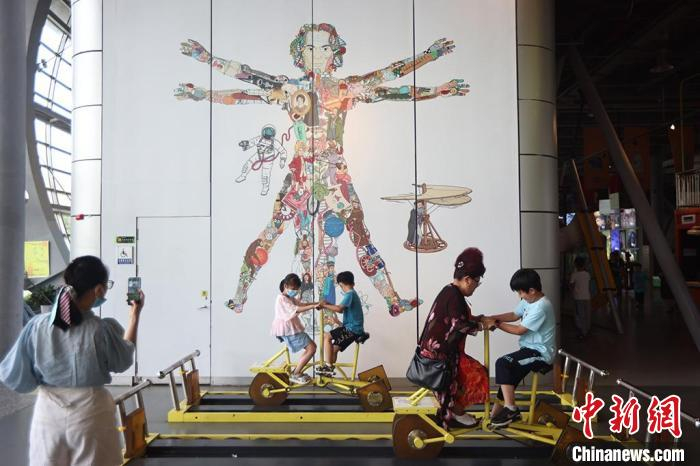 孩子们在玩耍中拓宽视野、增长知识。　泱波 摄