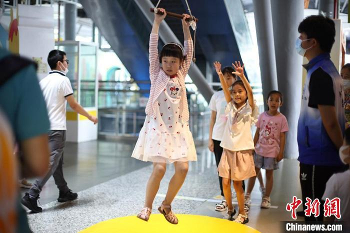 孩子们体验腾空。　泱波 摄