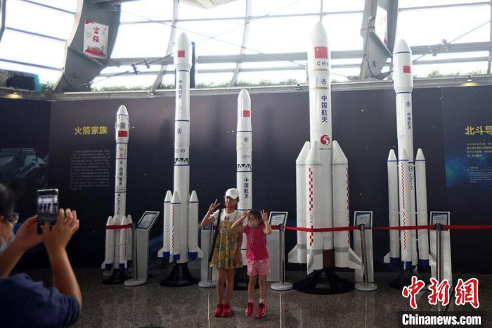 孩子们在火箭模型前留影。　泱波 摄