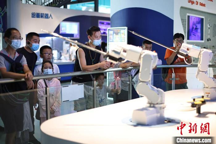 正在表演的舞剑机器人吸引目光。　泱波 摄