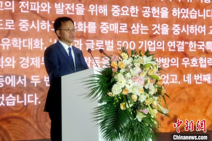 山东省人民政府副省长王心富在开幕中致辞。　梁犇 摄