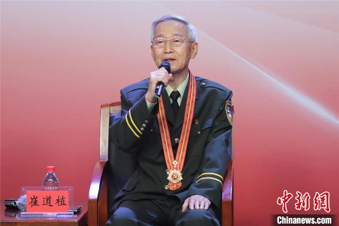 “七一勋章”获得者崔道植 石启立 摄
