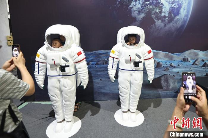 当一回“宇航员”。　泱波 摄