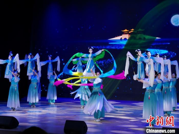 江苏省木偶剧团非遗表演《嫦娥舒袖》。　董潇潇 摄