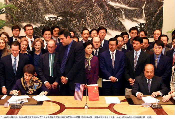 △1999年11月15日，石广生（右）与巴尔舍夫斯基分别代表中美在谈判协议上签字