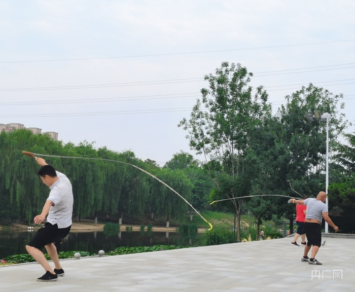 在北京市大兴区滨河公园旁边，铁鞭被不停挥动，响声不绝于耳（央广网记者 汪宁 摄）