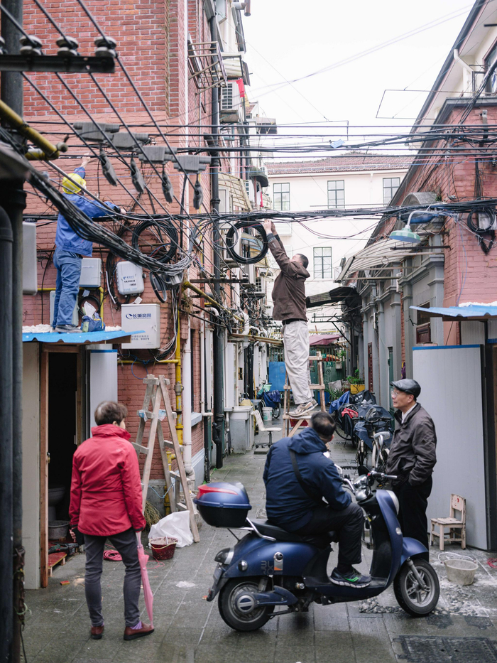 慎成里的居民，在修缮现场。澎湃新闻记者周平浪图