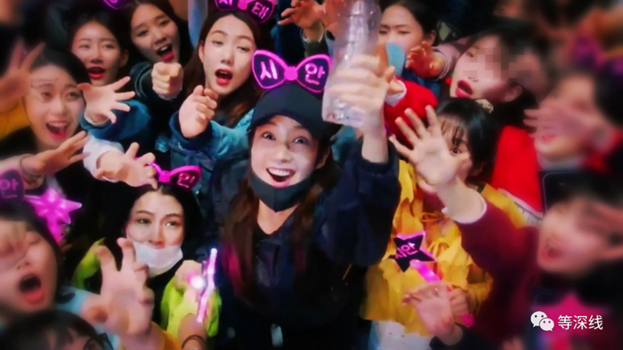 粉丝抢偶像从舞台上扔出的矿泉水瓶&nbsp; &nbsp;&nbsp;《她的私生活》剧照